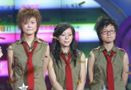 娱乐吃瓜酱女声唱的歌叫什么,她唱的那首叫什么?