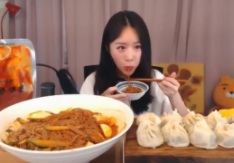 娱乐吃瓜酱吃面条视频,面条视频中的趣味时光